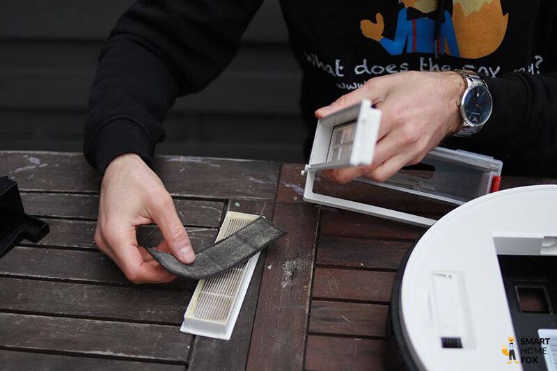 Die Filter des Yeedi Vac 2 Pro liegen uf dem Tisch